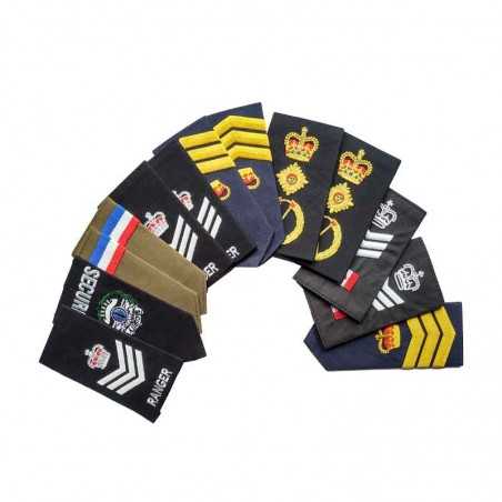 Schuifpassanten en epauletten, geborduurd