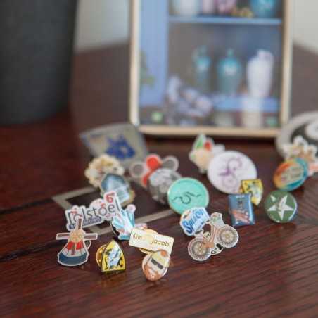Individuell bedruckte Metallpins in Vollfarbe – Fotos, Farbverläufe & feinste Details